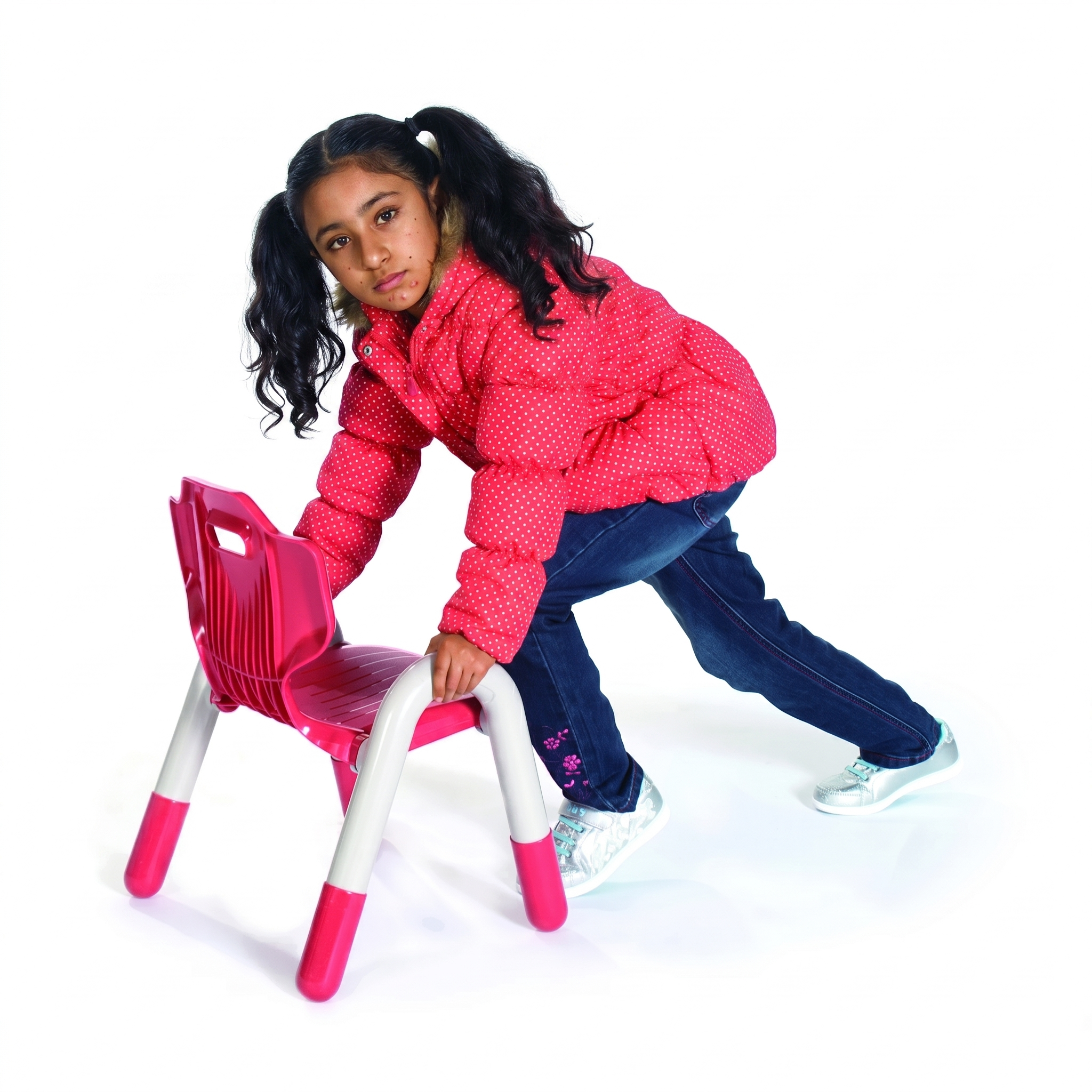 طفلة مع الكرسي